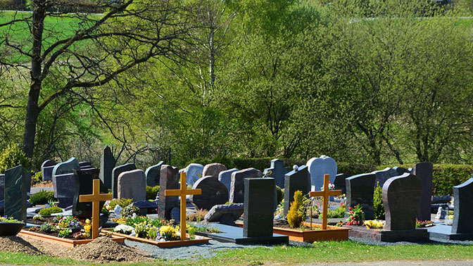Сторож на кладбище — черный юмор | Aneknews.ru